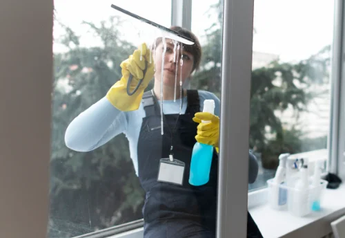 Nettoyage de vitres intérieures et extérieures à la Faurie